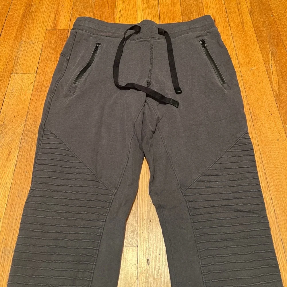 Alo Yoga Urban Moto Jogger Sweatpants in Grey, Women’s size XS